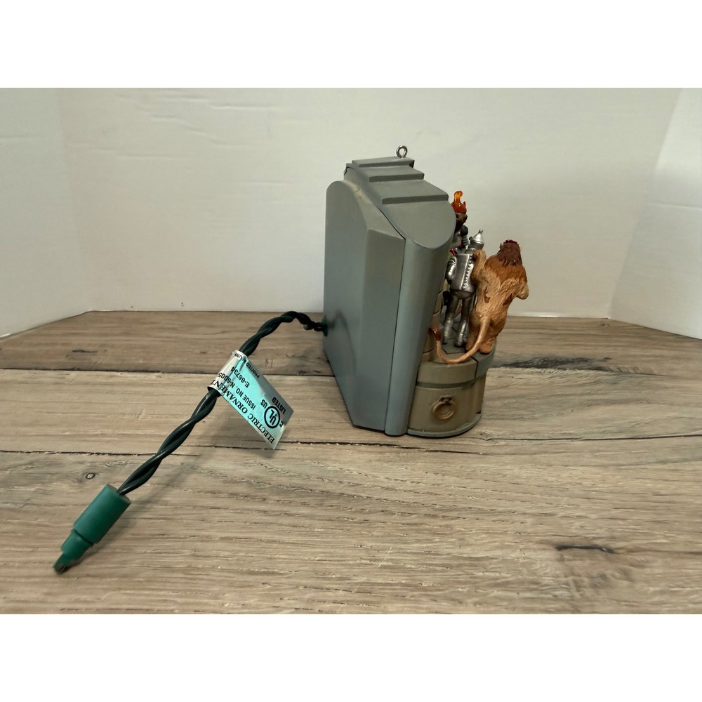 Hallmark 2004 Wizard of Oz I'm Melting Magic Ornament Light Sound QX14024 - Picture 3 of 7